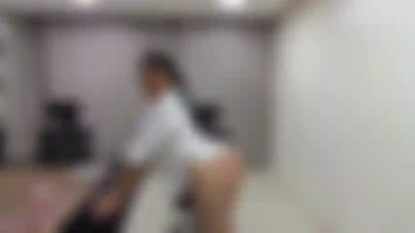 Azotando muy fuerte hasta poner el trasero rojo.