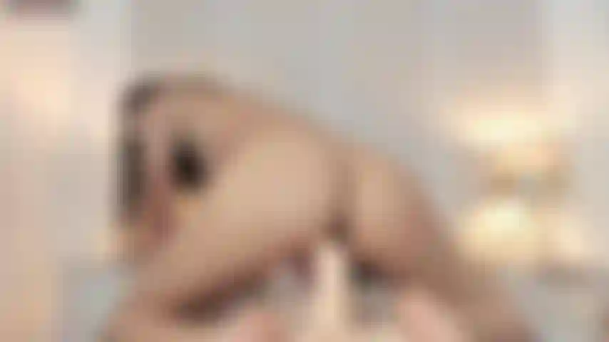 Mírame ahora cabalgando una polla dura hasta correrme.