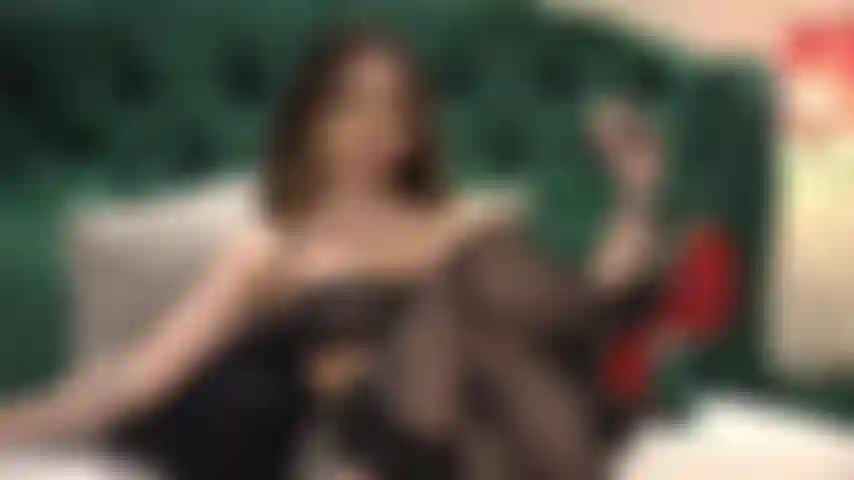 Mima y masajea mis suaves y preciosas plantas con loción y te dejaré pajearte por ellas!