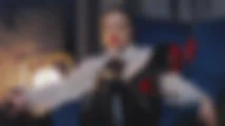 La jefa que te humilla para convertirte en su cachorro matón.