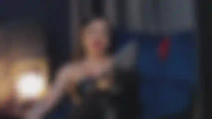 Me hago una paja mientras adoro mis botas de cuero.