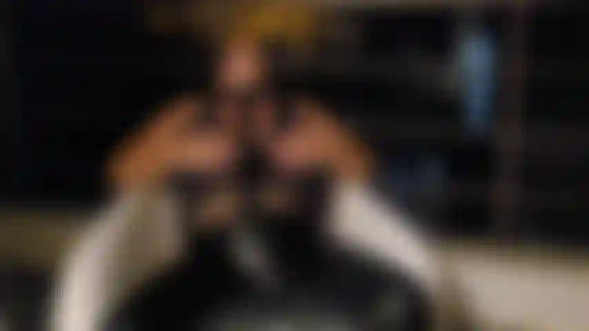 Satisfyer en el balcón de un hotel.