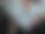 Vestida de secretaria, twerking, juego de coño en muslos.