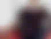 Una seductora que se burla de las medias de nailon, usa una máscara de gas para el cuerpo de los pies y se pone en topless.