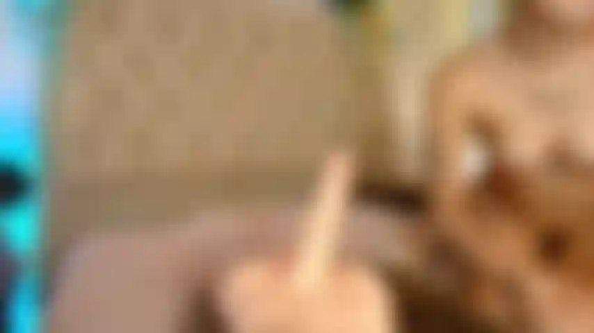 Me follo la garganta y el coño.