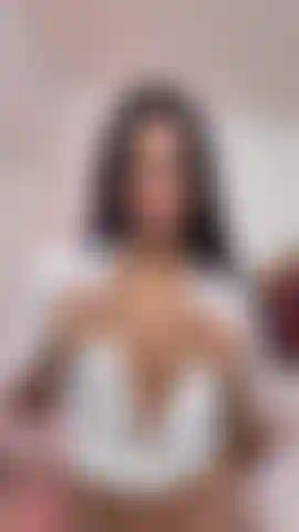 Acaricia mis sexys tetas.