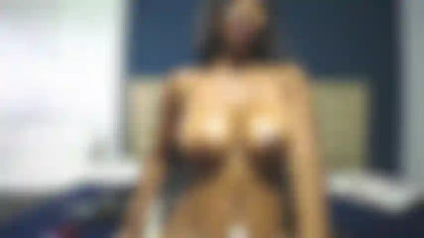 Aceite en las tetas y masaje corporal.