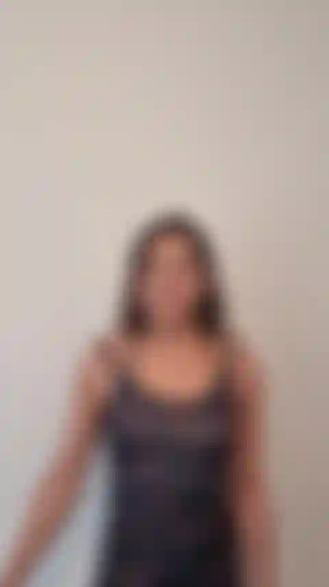 Flexión de bíceps.... Un clip rápido de un minuto de mí mostrando mis fuertes bíceps, en silencio, con mi 'ropa de gimnasia' (olvidé ponerme los pantalones, para que puedan disfrutar de una vista ¡de mi trasero también!).