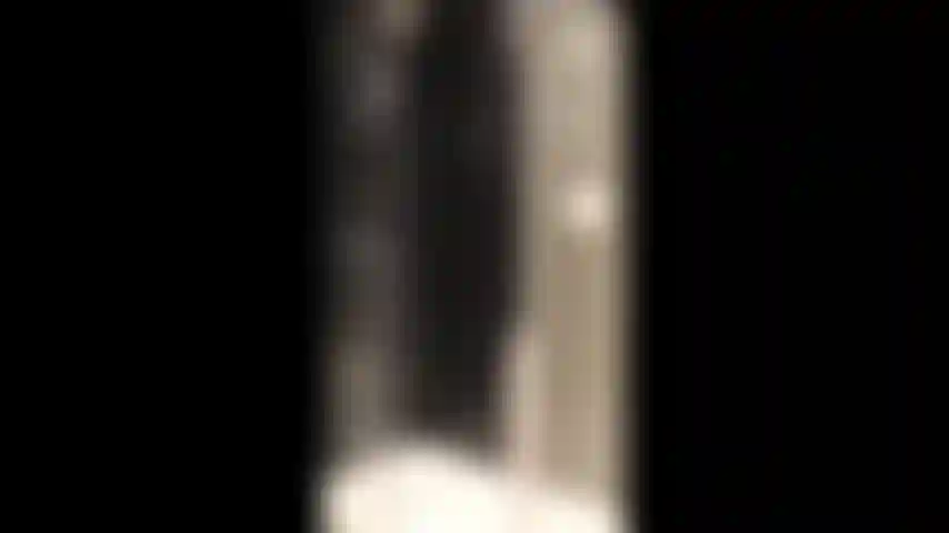 Juego de rol ' cake shower' de una niña que se prepara a sí misma y a un pastel para la misma fiesta... Pero en cambio, se cubre con el contenido del pastel.