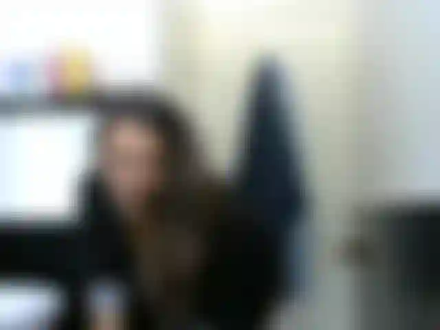 ' Me afeito y juego de cerca' ... La chica llega de la compra, hace un pequeño espectáculo y cuenta, luego se afeita en el fregadero, luego no puede resistirse a jugar con su sedoso coñito terso... Más acción de cerca!