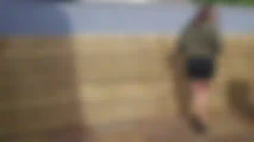 Una estudiante fumadora de norty. Una estudiante con mala actitud fue pillada fumando detrás de los cobertizos de bicicletas. ¿Qué puede hacer para convencer a su padre de que no llame a sus padres? ;).