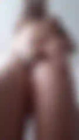 Desde abajo, de cerca, me corro con el teléfono en el suelo, me paré arriba, juego conmigo misma hasta que me corro.