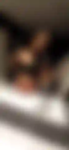 Sudo y flexiono después del entrenamiento - post entrenamiento, flexiono músculos, cuerpo natural sudoroso y olfateo de axilas.