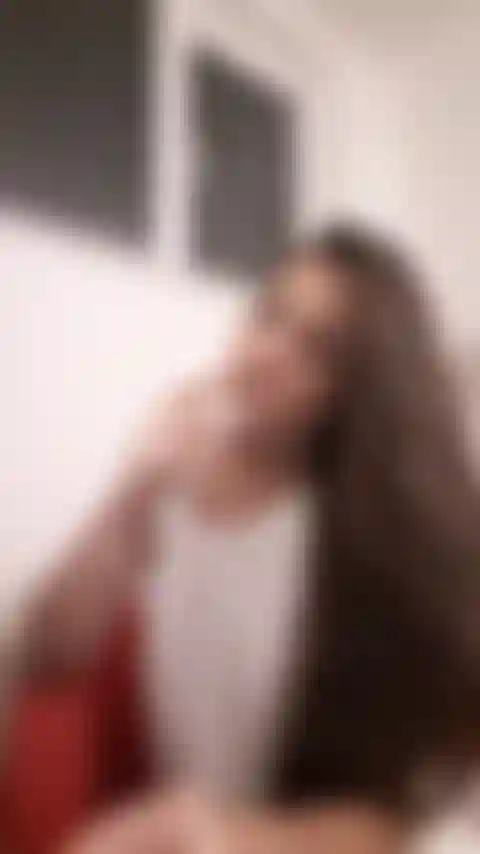 Cenicero en punto de vista fumando un cigarrillo con un vestido blanco sin sostén debajo (desde la perspectiva del cenicero).