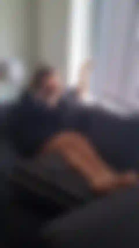 Fumo y soy una vecina entrometida (entre shows en vivo, me pongo la bata, enciendo un cigarrillo y veo pasar el mundo).