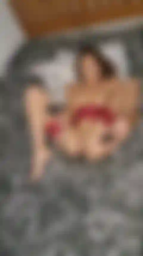 Tapón anal inflable en lencería roja con los pies en el aire, poco a poco infla mi tapón anal, uso mi varita y me follo con un consolador hasta que me corro fuerte y cremoso. Mi rostro no puede ocultar las emociones de mi experiencia!