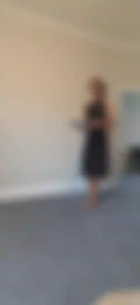 La esposa de norty se folla al jefe... Una secretaria bobalicona (que está casada), se sorprende con los avances de su jefe.... Ama a su marido pero no puede evitar desnudarse y follar a su jefe allí mismo en su asiento.