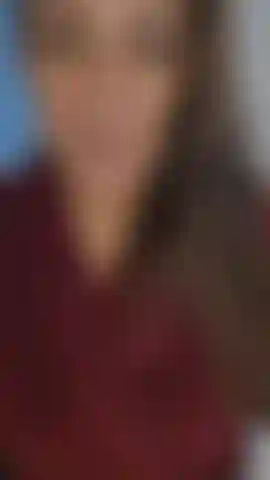 Ropa sucia después de la competencia de disfraces. Todavía estoy emocionada por la competencia de disfraces. Mira mientras me acerco y huelo toda mi ropa sucia en la canasta, probándome algunos atuendos también.