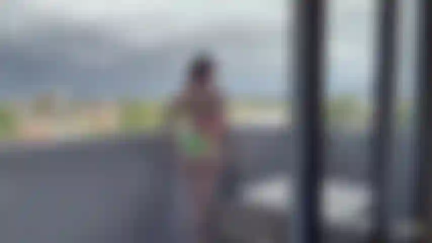 Hermanastro "¿te gusta mi bikini puesto o quitado?".
