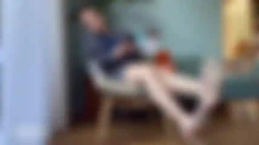 Mujer de negocios relajada y distraída colgando con tacones altos.