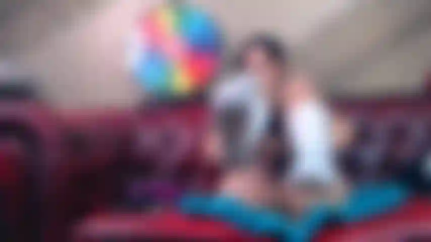 Medias y calcetines, charla sucia y follada con consolador.