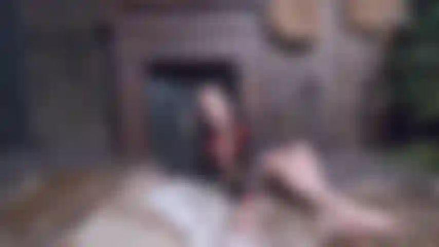 Masturbándome frente a la chimenea.