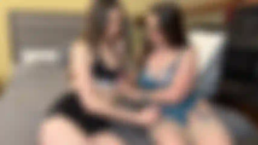 Lesbianas jugando en la cama - con lucy aura (chica/chica).