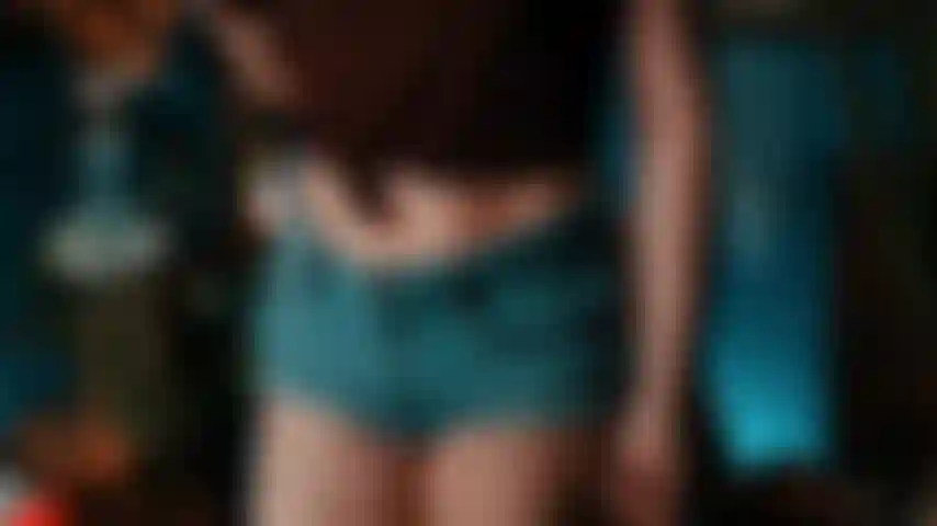 Culo en shorts vaqueros ajustados.