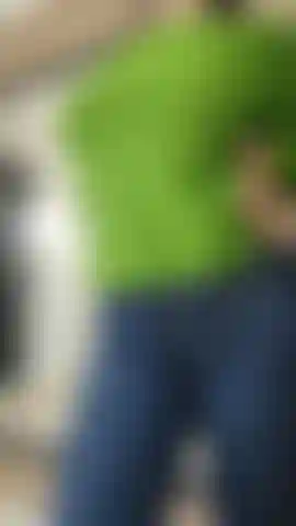 Juguetona en ropa de calle.