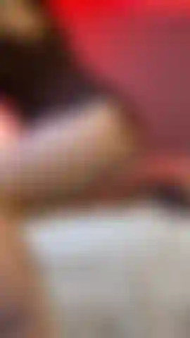 Ophelia amethyst tiene el control y lo sabe. Vestida con un dulce mono corto color cereza y tacones negros de plataforma, tu diosa tatuada te domina desde arriba en este striptease dominante filmado desde abajo. Cada toma está diseñada para recordarte exactamente cuál es tu lugar: de rodillas, mirando hacia arriba. Una luz rojo intenso arde detrás de ella mientras se quita lentamente el mono sin pronunciar una sola palabra. La cámara adora primero sus largas piernas y esos tacones letales, recreándose en cada centímetro antes de revelar finalmente sus gruesos muslos, su culo redondo y su cuerpo curvilíneo y tatuado en su totalidad. Sus tetas 36dd quedan libres mientras te mira desde arriba con ojos fríos y calculadores. No tienes una diosa. Tienes una domme que te posee. Este vídeo de casi 6 minutos incluye tomas de adoración de piernas y tacones, ángulos pov por debajo de la barbilla, una revelación de desnudo completo y una intensidad silenciosa que dice más que cualquier palabra. ¿Estás listo para mirar hacia arriba desde donde te corresponde?