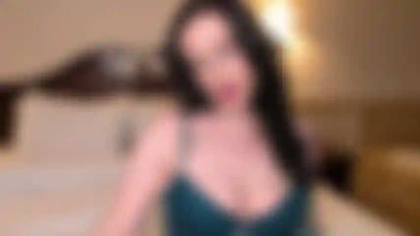 Sola en mi habitación de hotel y sin nadie que mantenga caliente a esta diosa… así que tuve que encargarme yo misma 😘 mírame mientras me quito mi body color verde azulado, con las medias negras puestas, los tacones hundiéndose en las sábanas mientras mis dedos encuentran exactamente lo que necesito. Pero los dedos no fueron suficientes para tu chica codiciosa… alcanzo mi dildo de cristal y lo recibo centímetro a centímetro, lento y profundo, deseando que fueras tú en su lugar primeros planos, gemidos y un final muy feliz. Ven a adorarme 💋.