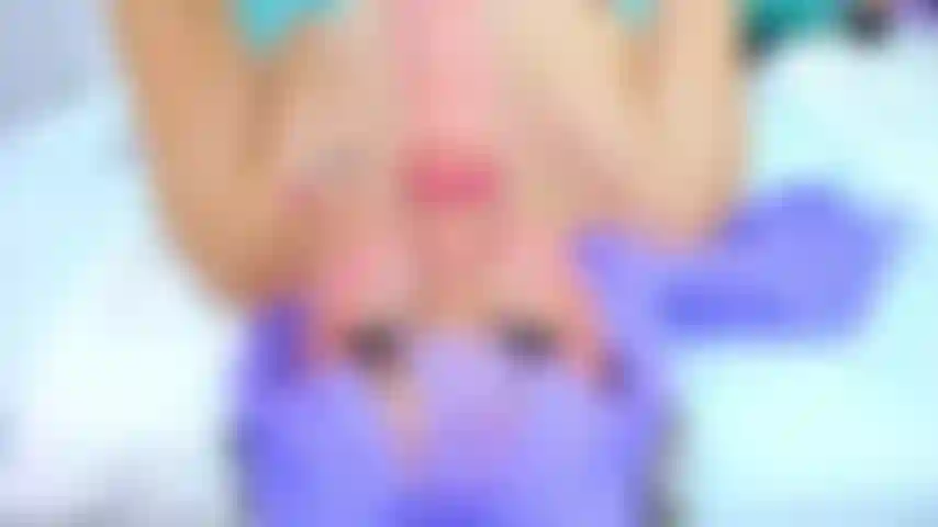Quiero que pongas mi mundo patas arriba mientras tu polla entra en mi boca.