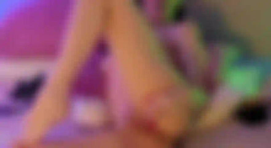 Los espectadores juegan con su juguete durante la transmisión haciéndola tan mojada y cachonda que tiene un orgasmo, luego chupa su polla, follada facial, monta a horcajadas sobre él hasta que se corren juntos. Sexy milf con creampie.