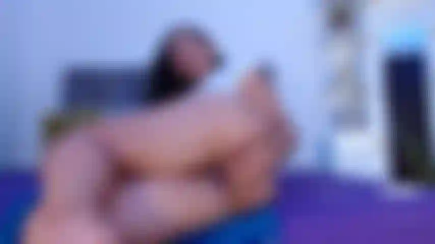 Toqueteo en mis agujeros y un gran consolador en mi culo.