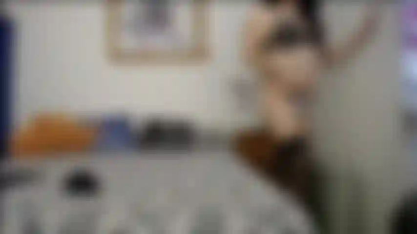 Piernas musculosas provocando medias de rejilla.