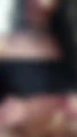 Pequeña morena se pone cachonda y se folla sola