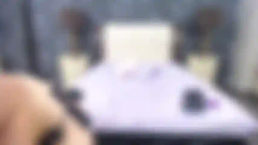 Follándome el ombligo.