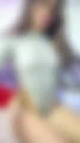 Jugueteando con mi coño con mis tangas