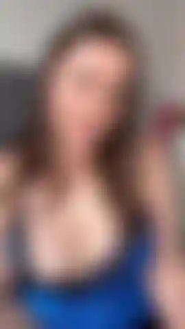 Mirame chupar un consolador y follar con las plantas de los pies hacia arriba.