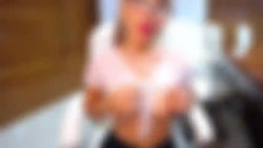 Secretaria sexy chupándote la polla debajo del escritorio.