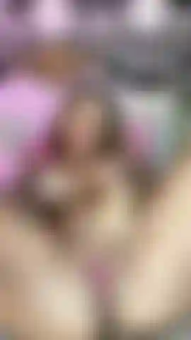 Masturbarme en mi cama se volvió muy excitante para mí.