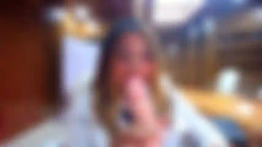 Estudiante sexy se folla el coño debajo de la falda.