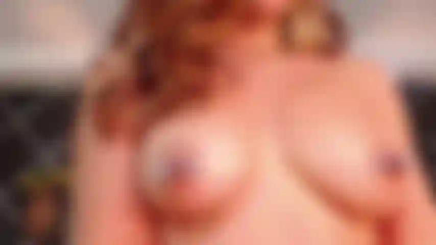 Gimiendo en español mientras monto mi consolador.