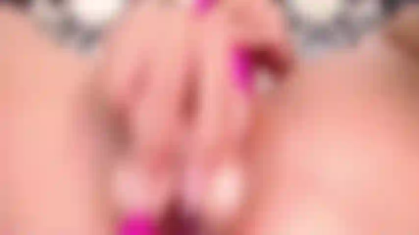 Cierro 3 juguetes a la vez en mi coño y gimo como loca.