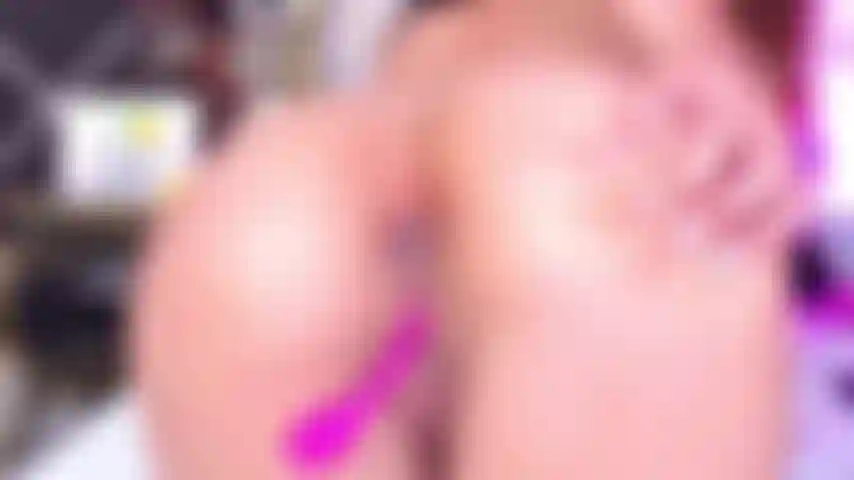 Follándome el culo de cerca, con mis dedos y todos mis juguetes.