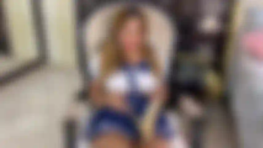 Esta estudiante traviesa ha sido castigada por portarse mal.