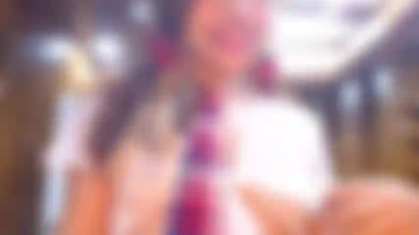 Mírame gemir fuerte y follarme el culo debajo de la falda de la escuela.