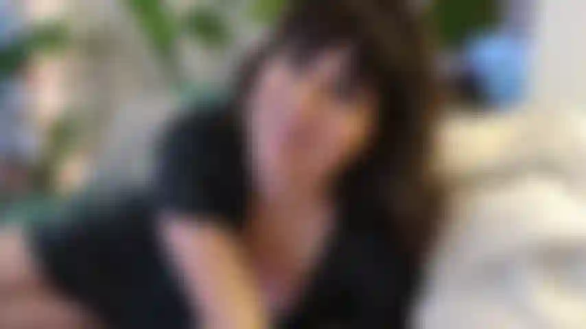 Contacto visual cum: te animo a que me acaricies mientras juego con mi coño. Te ruego que me mires a los ojos y te corras conmigo. Enfocada en la cara, con las tetas y el coño asomando por mi sexy vestido cruzado.