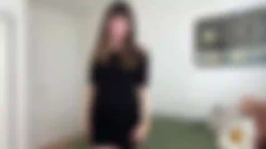 Esposa feliz. ¡No puedo creer que me hayas traído un regalo! Tengo que pagarte de alguna manera. Quieres que sea una esposa traviesa y te dé mis agujeros? Mamada descuidada, tapón anal y follándome el coño hasta chorrear.