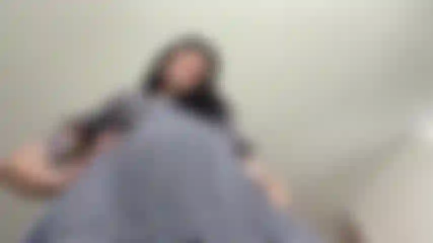 Mi novia se sienta en tu cara. Te despiertas y ves a una novia muy cachonda parada a tu lado. Me siento en tu cara y disfruto de tu lengua mientras abro mi agujero peludo y juego con mi clítoris. Agarro mi juguete y me corro por toda tu cara antes de montarlo para un último orgasmo.